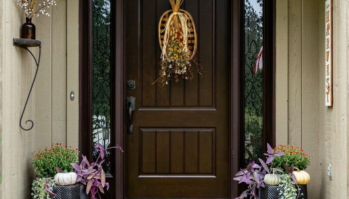 How to make a fall door decoration – Create a festive autumn entrance