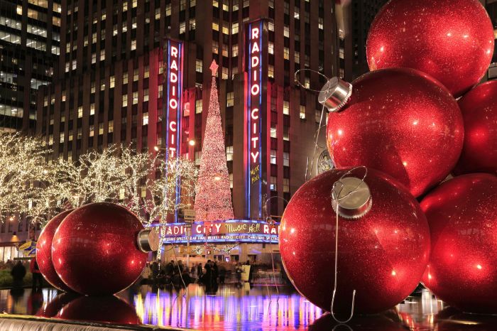 When does nyc start decorating for christmas 2018